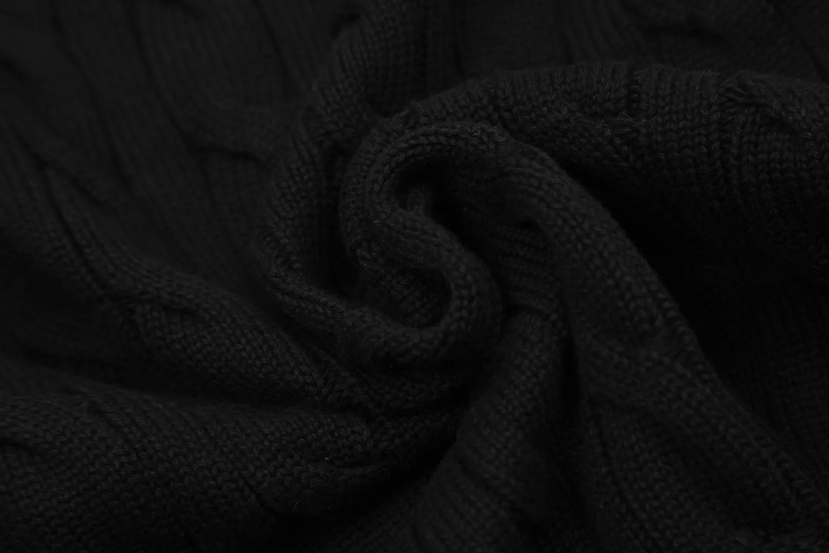 🅿️230 "Top quality" Style number: DS006# [Ralph Lauren round neck solid color pony embroidered logo twist knitted cardigan] ✅Ralph Lauren classic basic versatile knitted cardigan jacket for all seasons ✅Main supplier platform live broadcast Wholesale entity Replacement if out of stock No removal from shelves ✅ZP quality 1:1 version Scan code to enter the GF website Counter quality ✅Detailed quality The only one in Guangzhou Imported quality cotton yarn Focusing on high-end, cost-effective, and good quality. Needless to say, the version is restored to the original version. The maximum size can be worn up to 160 pounds. Loose, comfortable and stress-free. ✅The upper body is simple and easy to match. A must-have for goddess ootd. Good-looking clothes are never picky. A must-have in the goddess’ wardrobe. Size: S-XL. Color: Black, navy, off-white, gray, light blue, light pink, colorful blue, khaki, bright yellow, purple, Chinese red, turquoise green.